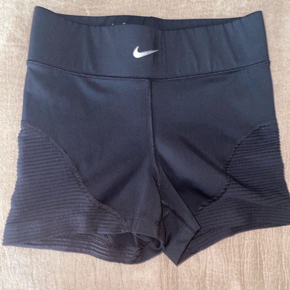SOLD! Nike Pro AeroAdapt Women’s 3" Shorts - Picture 3 of 3